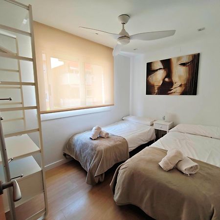 Apartamento Playa Con Piscina Parking Y 2 Habitac Castelldefels Bagian luar foto