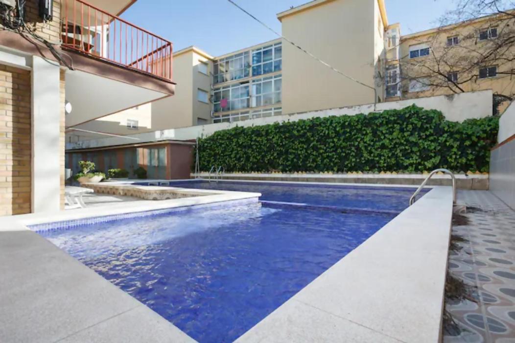 Apartamento Playa Con Piscina Parking Y 2 Habitac Castelldefels Bagian luar foto